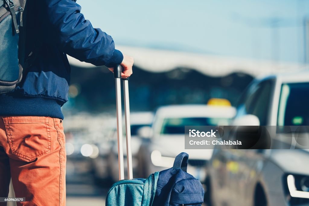 Reisende, die am Flughafen - Lizenzfrei Flughafen Stock-Foto