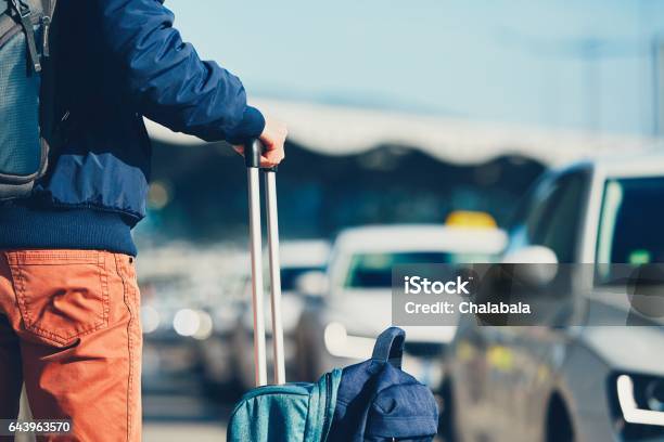 Reisende Die Am Flughafen Stockfoto und mehr Bilder von Flughafen - Flughafen, Taxi, Heben