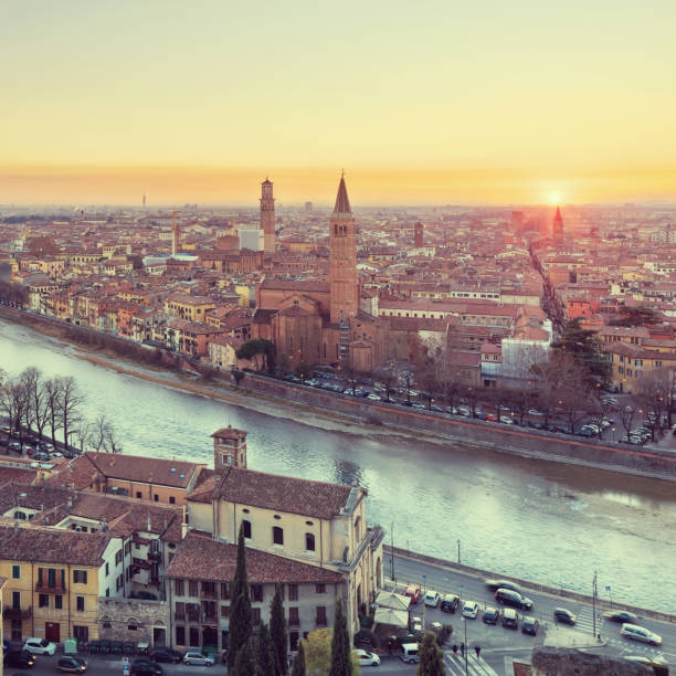 centro histórico de verona, vista sobre o rio - italy panoramic town square skyline - fotografias e filmes do acervo