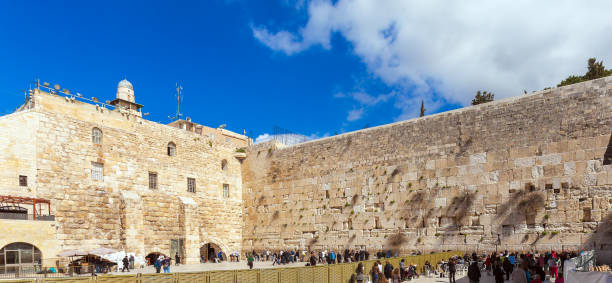personas orando junto a la muralla occidental del templo, jerusalén - the western wall wall east city fotografías e imágenes de stock