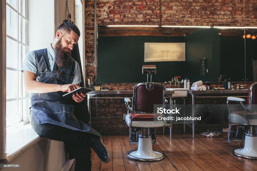 Barber, organiser son entreprise à l’aide de tablette numérique - Photo de Salon de coiffure libre de droits