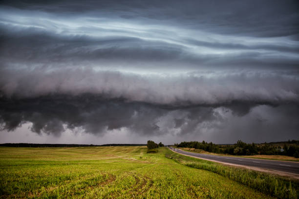 storm clouds over the sloping field - 2586 imagens e fotografias de stock