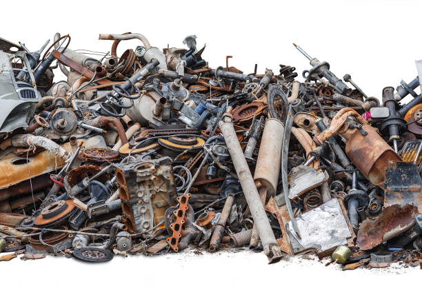 흰색 배경에 고립 된 녹슨 금속 자동차 부품 - scrap metal metal recycling aluminum 뉴스 사진 이미지