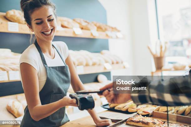 Kontaktloses Bezahlen In Der Bäckerei Stockfoto und mehr Bilder von Bezahlen - Bezahlen, Kleinunternehmen, Bäckerei
