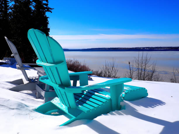 chaises dans la neige - mahone bay photos et images de collection