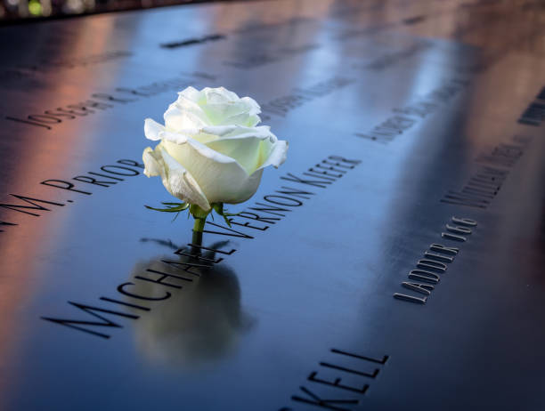 anniversaire blanc est passé à 9/11 memorial - new york city finance manhattan famous place photos et images de collection