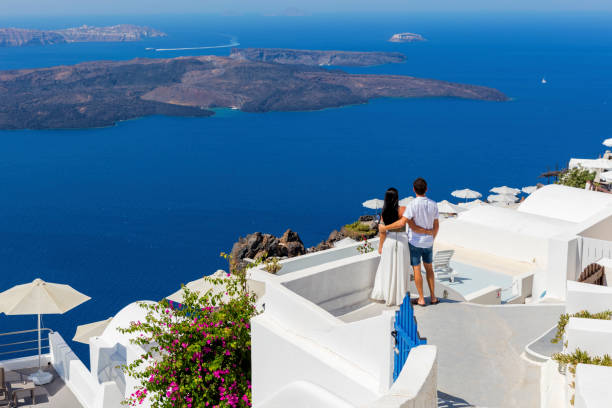 coppia romantica sull'isola greca - romance honeymoon couple vacations foto e immagini stock