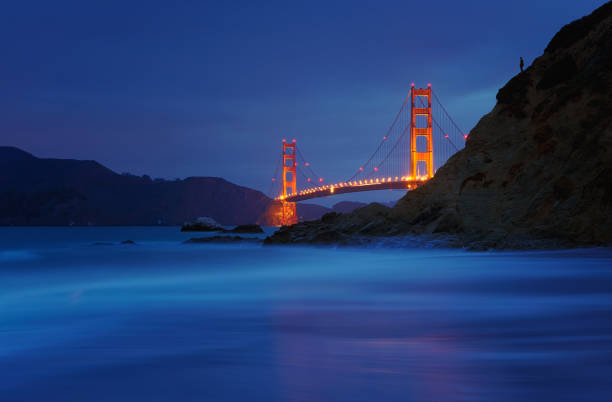 golden gate bridge à baker beach, san francisco, californie, é.-u. - beach architecture golden gate bridge night photos et images de collection