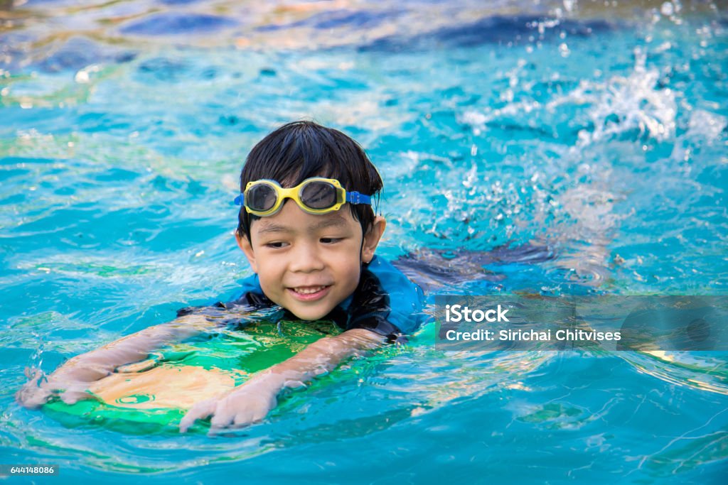 Junge im Schwimmbad schwimmen lernen - Lizenzfrei Schwimmen Stock-Foto