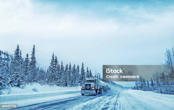 Transporte De Alaska Foto de stock y más banco de imágenes de Camión de peso pesado - Camión de peso pesado, Invierno, Nieve