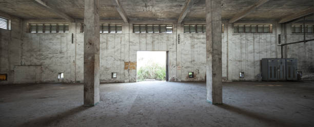 wnętrze starego i opuszczonego magazynu fabrycznego - cement floor frame abandoned architecture zdjęcia i obrazy z banku zdjęć