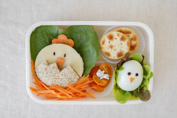 caja de almuerzo de pollito de pascua, arte de alimento de la diversión para niños - eating child cracker asia fotografías e imágenes de stock