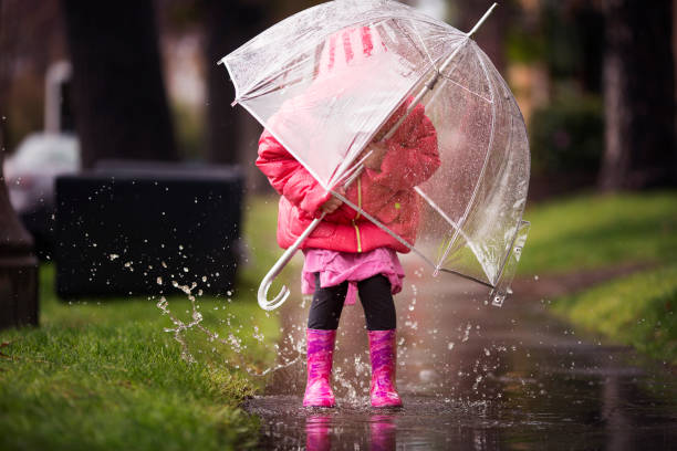 어린 소녀는 재생에 많은 캘리포니아 비가 필요. - puddle rain child splashing 뉴스 사진 이미지