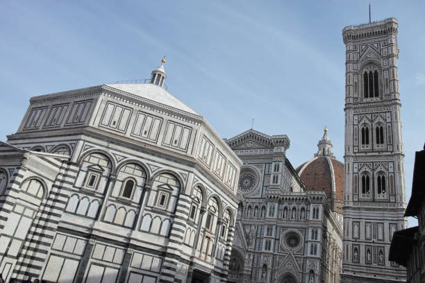 foto von der duomo di firenze, aufgenommen an einem sonnigen morgen. - florence nightingale stock-fotos und bilder