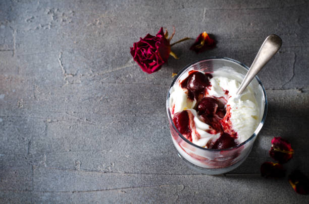 聖代霜淇淋與巧克力打頂和玫瑰幹花在深色背景上的櫻桃。愛，情人節的概念。複製空間 - cherry valentine 個照片及圖片檔
