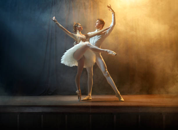 ballet dancers performing on stage in theatre - bale imagens e fotografias de stock