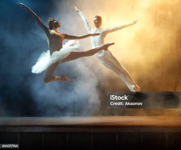 Balettdansare Uppträda På Scenen I Teater-foton och fler bilder på Teaterföreställning - Teaterföreställning, Dansa balett, Teaterbyggnad