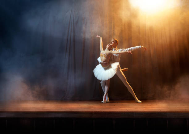 bailarines de ballet actuando en el escenario en el teatro - estudio de ballet fotografías e imágenes de stock