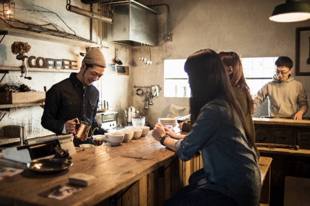 mâle barista faire un café au café-restaurant - le monde des cafés photos et images de collection