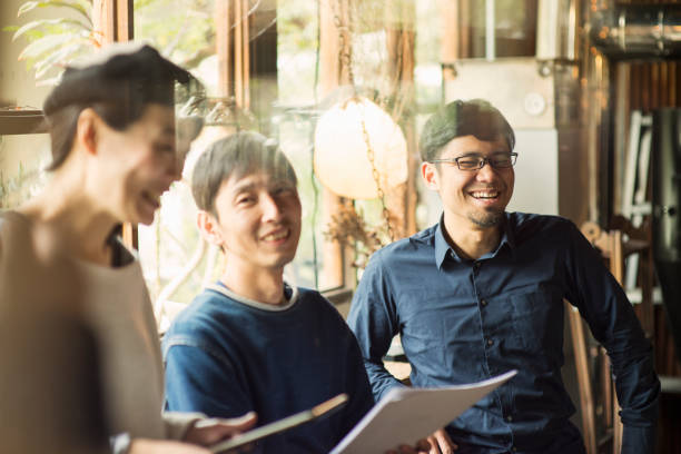 biznes ludzie rozmawiają na spotkanie w kawiarni - friendship cafe social gathering talking zdjęcia i obrazy z banku zdjęć