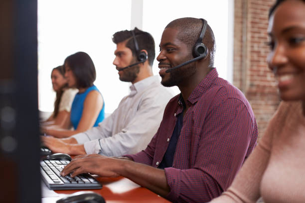 샷 바쁜 고객 서비스 부서에서에서 근무 하는 직원 - white collar worker global communications side view headset 뉴스 사진 이미지
