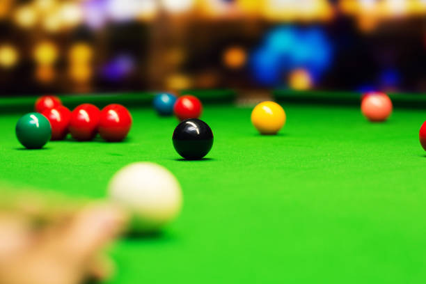 snooker - aim the cue ball. focus on black ball - snooker imagens e fotografias de stock