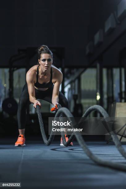 Leistungsstarke Attraktive Muskuläre Fitnesstrainer Kämpfen Training Mit Seilen Stockfoto und mehr Bilder von Fitnesstraining