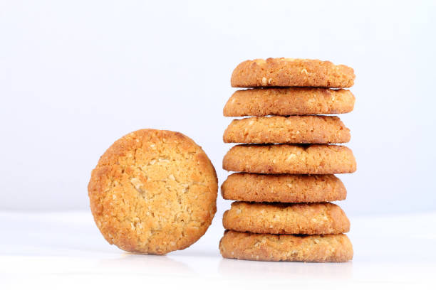 honig-haferflocken-cookies auf weiß - cookie sugar oatmeal isolated stock-fotos und bilder