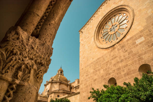 patrimoine catalan - church window rose window old photos et images de collection