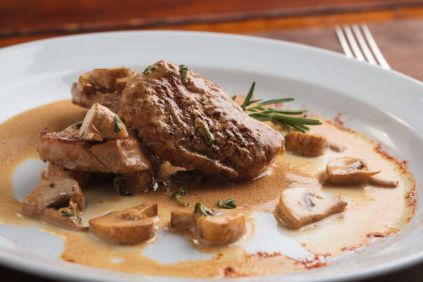 medaglioni di maiale con salsa di funghi - veal medallion beef gourmet foto e immagini stock