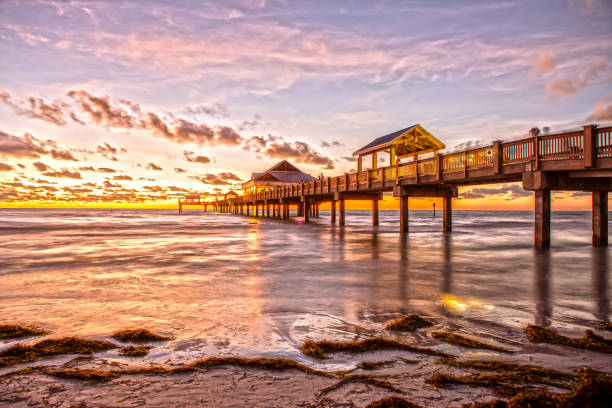 clearwater beach pier al atardecer - san petersburgo fotografías e imágenes de stock