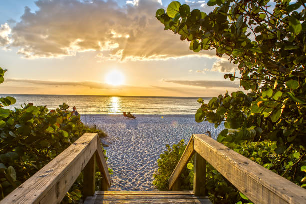 wunderschönen sonnenuntergang am strand - naples stock-fotos und bilder