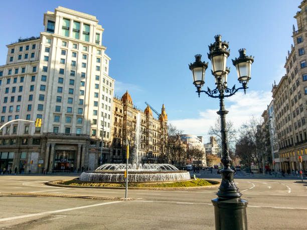 l�âmpada fonte passeig de gracia gran via barcelona - gran via - fotografias e filmes do acervo