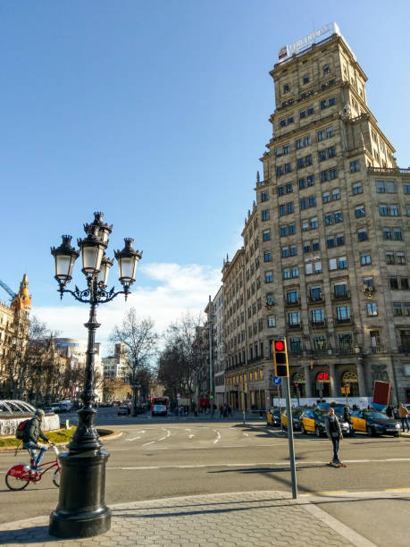 vertical de passeig de gracia gran via de les corts catalanes barcelona - gran via - fotografias e filmes do acervo