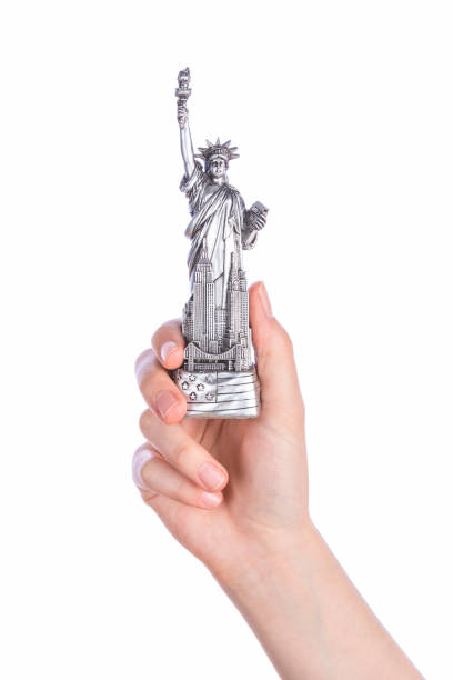 자유의 여 신상 기념품 장난감을 들고 손 - replica statue of liberty 뉴스 사진 이미지