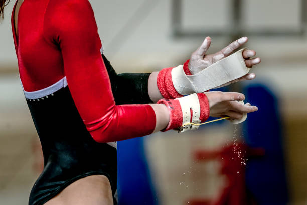 manos de niña en apretones del gimnasta antes de realizar en barra horizontal - barra de equilibrio fotografías e imágenes de stock