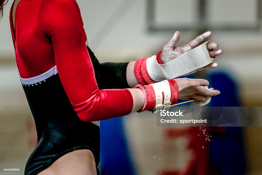 mãos de menina em apertos de ginasta antes de executar na barra horizontal de - Foto de stock de Ginástica royalty-free