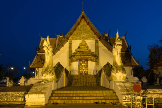 밤에 왓 푸민 사원 - wat phumin 뉴스 사진 이미지