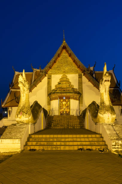 밤에 왓 푸민 사원 - wat phumin 뉴스 사진 이미지