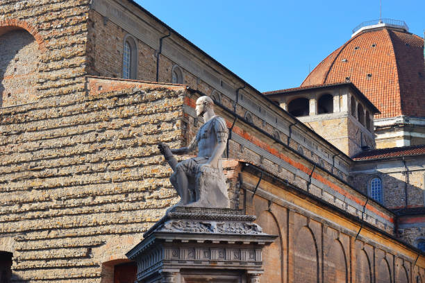 istock Basilica di San Lorenzo (Basilica of St Lawrence), Florence, Italy 644336276