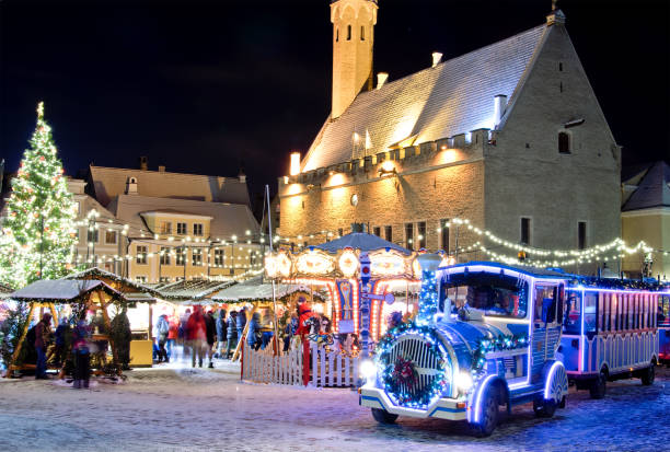 에스토니아 탈린의 오래된 도시에서 크리스마스 시장 근처 크리스마스 기차 - raekoja plats 뉴스 사진 이미지