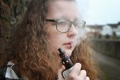 junge-frau-raucht-elektronische-zigarette-vaping.jpg?b=1&s=170x170&k=20&c=6oz3aWFtCpCWHC5gsfIKRWgBis2OOIAtDeDCc8rO2eI=