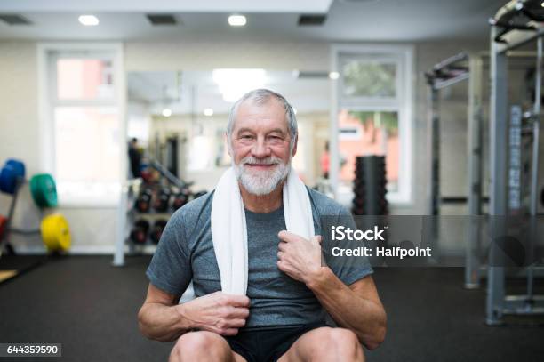 Fit Senior Mann In Fitnessstudio Arbeiten Seine Bauchmuskeln Tun Knirschen Stockfoto und mehr Bilder von Trainingsraum - Freizeiteinrichtung