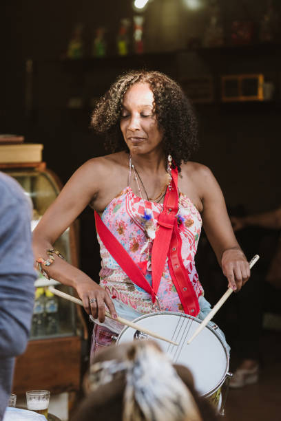 calle de samba, mujer tocar batería, brasil - african descent drum african culture day fotografías e imágenes de stock