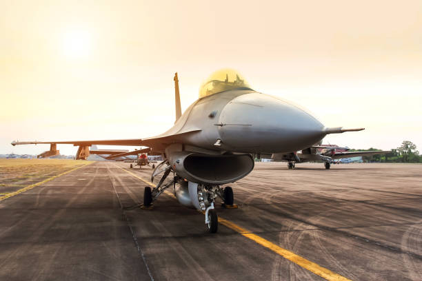 f16 соколиный истребитель военный самолет, припаркованный в военно-воздушных силах - military air vehicle стоковые фото и изображения