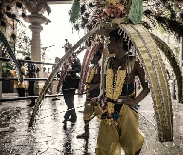 festival thaipusam batu caves malásia - edinson cavani - fotografias e filmes do acervo