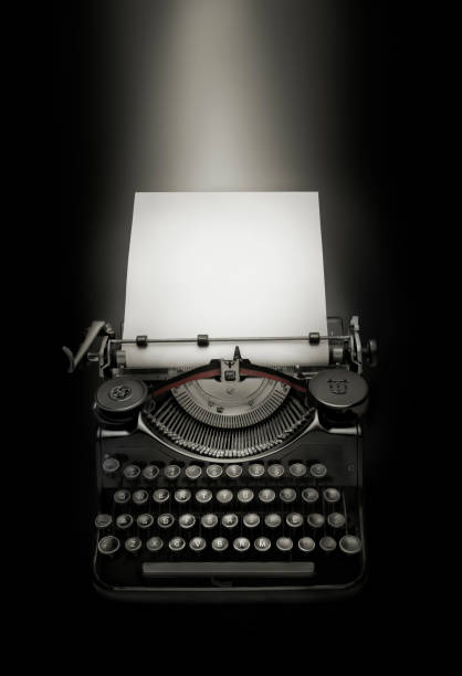 黒い背景に対するヴィンテージタイプライター - typewriter keyboard typewriter retro revival typewriter key ストックフォトと画像