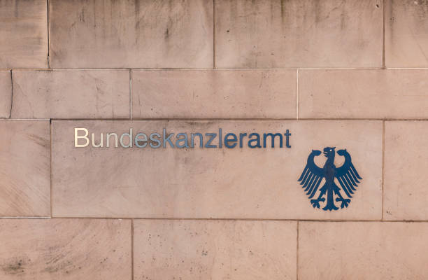 plaque sur le mur de la chancellerie allemande, bundeskanzleramt - chancellery photos et images de collection