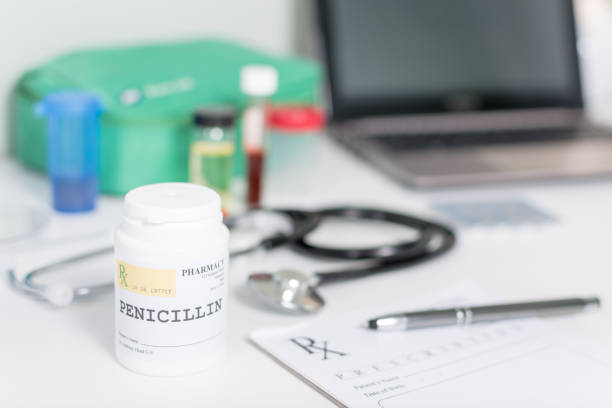 botella de píldora en el escritorio de un médico con penicilina - penicillin fotografías e imágenes de stock