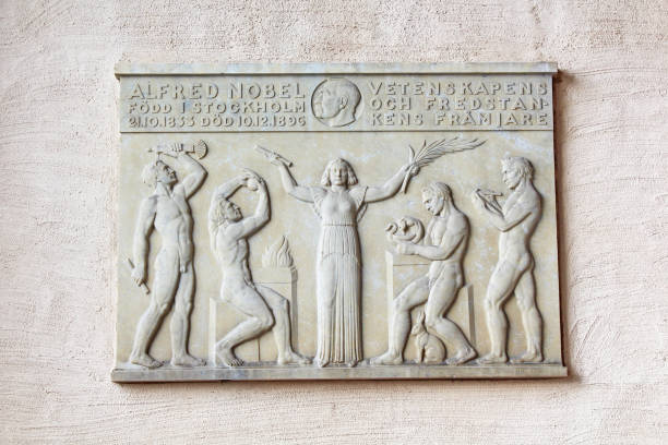 placa conmemorativa de nobel en la pared en el pasillo de ciudad de estocolmo - kungsholmen fotografías e imágenes de stock